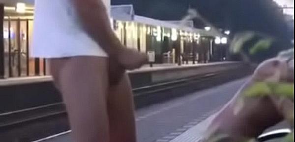  Loira sendo fodida na estação de trem